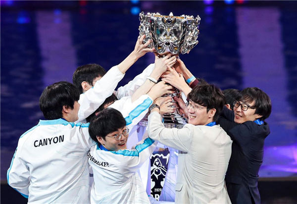 CSGO快讯：来自乌克兰的CSGO第一人S1mple表示：他的老家正在遭受炮击！