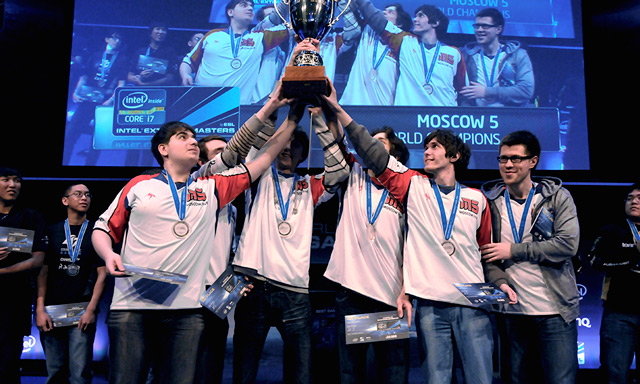 扑克脸修炼手册：如何在任何压力下都保持面无表情？（练就钢铁扑克脸：压力再大也能面不改色）